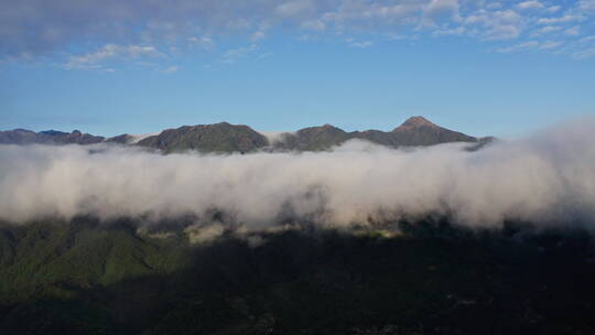 傍晚，云雾缭绕的高黎贡山