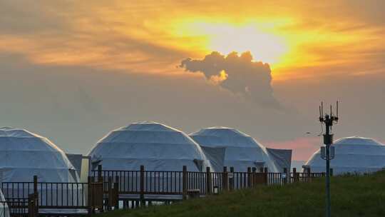 航拍夕阳下的露营地