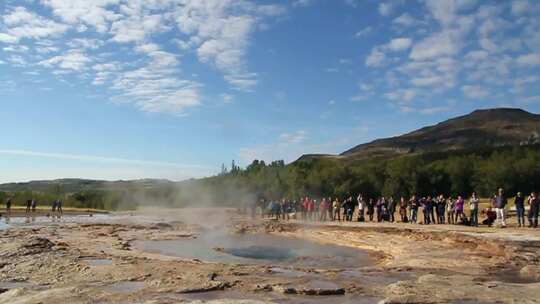 游客等待Strokkur火山爆发