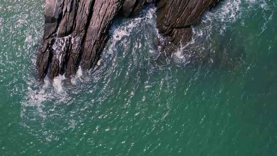 航拍海浪拍打礁石海滩