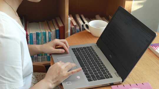 女性居家使用笔记本电脑工作