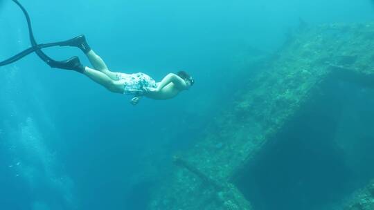 自由潜海底沉船视频素材模板下载