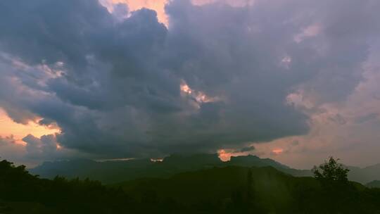 延时拍摄大山里暴风骤雨云海翻腾