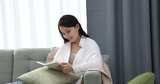 年轻女性在家看书阅读高清在线视频素材下载