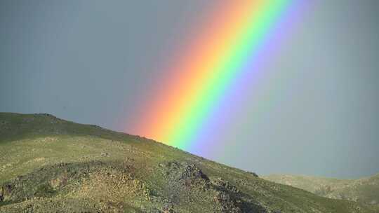 山脉间出现的彩虹航拍飞跃