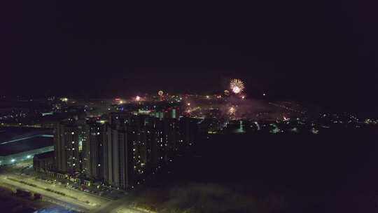 中国乡村除夕新年夜空绚烂烟花航拍