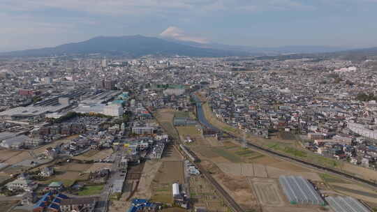 城市通勤列车在郊区铁路线上通过的空中全景