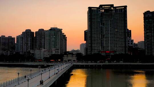 夕阳粉红色下城市建筑