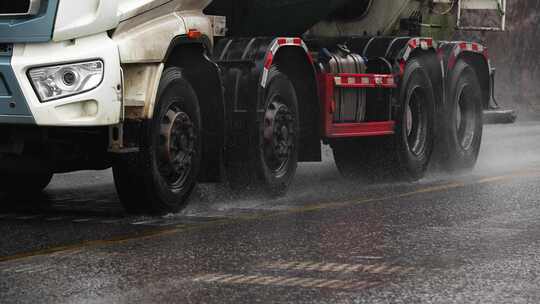 雨天货车卡车道路运输车辆轮胎特写升格