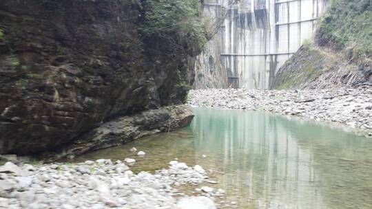 航拍水库 峡谷