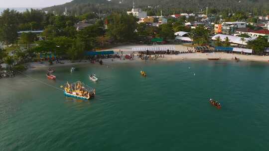 日落时热带岛屿海湾的传统泰国划船比赛
