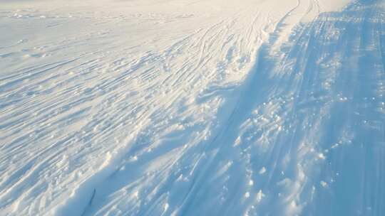 俯拍视角下的雪地及雪地上的车辙痕迹