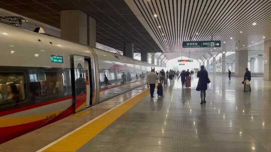 郑州东站站台旅客乘客视频素材模板下载