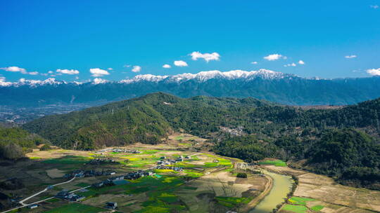 雪山下的村庄