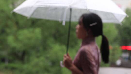 下雨场景，旗袍女孩打伞撑在雨中，雨滴落下