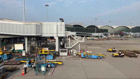 飞机降落停靠在新加坡樟宜机场