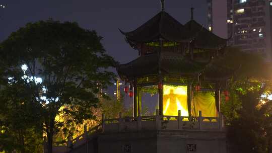 夜晚阁楼里表演戏曲古代女子跳舞