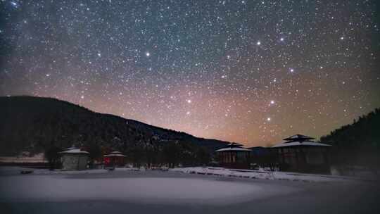 云南普达措雪景星空流星雨