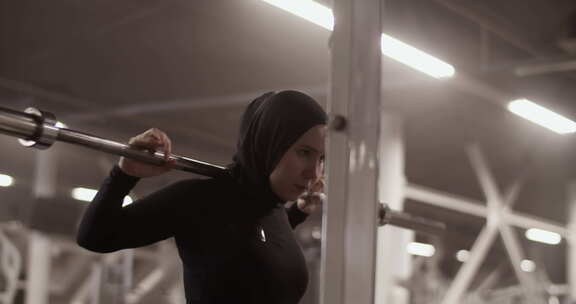 穆斯林女运动员准备用杠铃锻炼