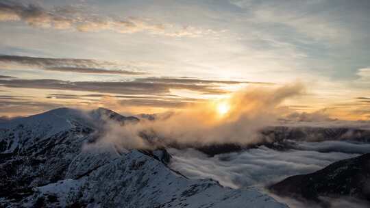 雪山山顶日落夕阳火烧云云海晚霞时光流逝