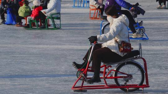 什刹海冰场游客冰车视频素材模板下载