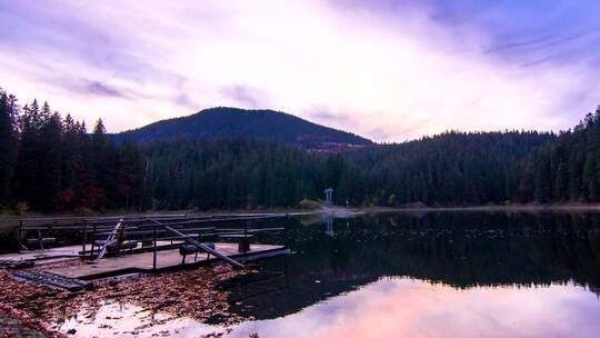 日落时分的山上湖水