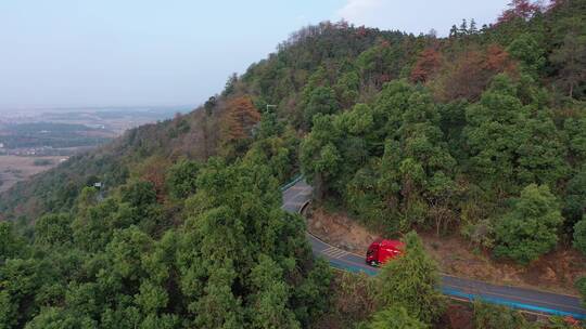 卡车在山区道路行驶视频素材模板下载