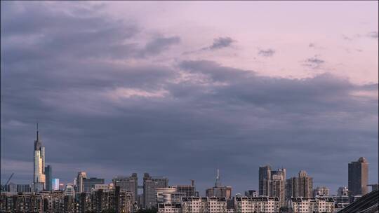 日落晚霞下的南京紫峰大厦