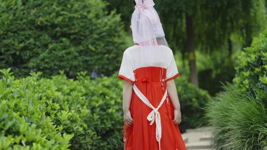 中式汉服国风裙子小女孩儿童孩子游园背影