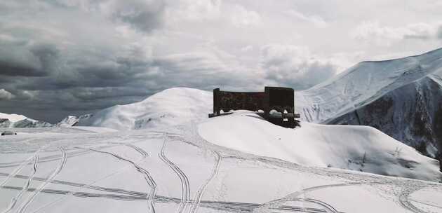 航拍雪峰山顶上的祭拜建筑