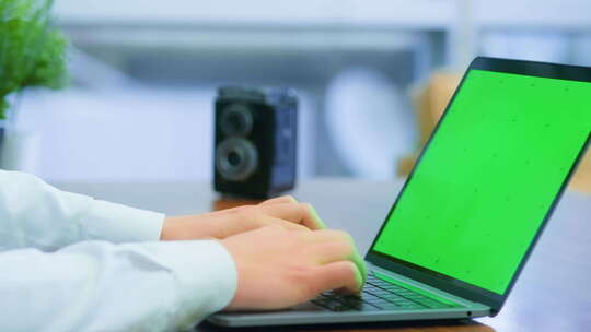 办公室使用绿屏笔记本电脑的男子（2K）