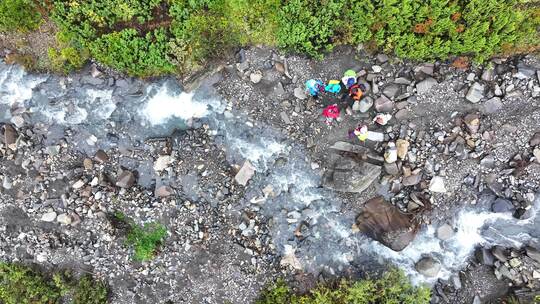 攀登贡嘎山区贡巴峰雪山的登山者徒步进山