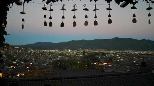 云南旅游丽江古城酒吧窗户俯瞰古城夜景