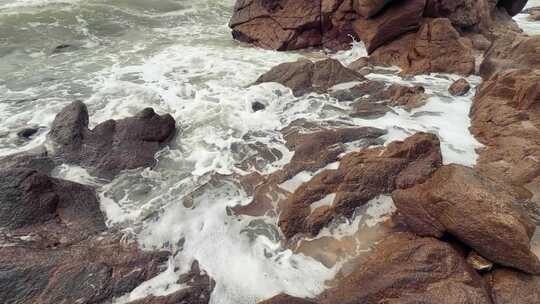 大海边的岩石海浪