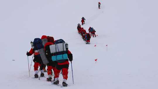 攀登冰川之父慕士塔格峰雪山的登山队