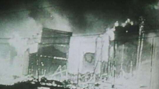 40年代燃烧的房屋、救火视频素材模板下载