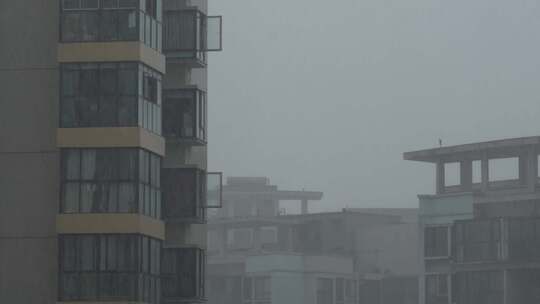 城市高楼大雨前后景