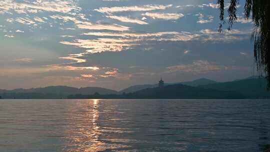 立冬早晨杭州西湖水面游船与雷峰塔水墨画视频素材模板下载