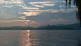 立冬早晨杭州西湖水面游船与雷峰塔水墨画高清在线视频素材下载