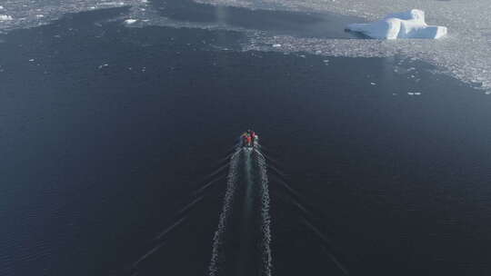 十二宫船航行南极洲空中跟踪拍摄