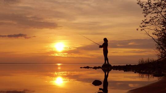 女人用鱼竿钓鱼