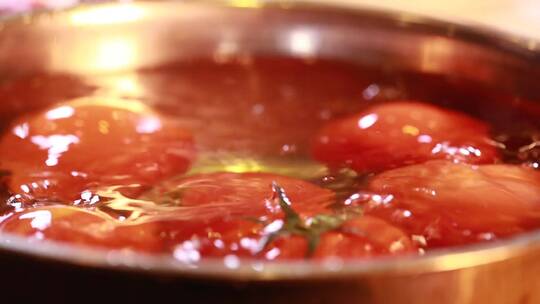 水盆清洗浸泡西红柿 (5)视频素材模板下载