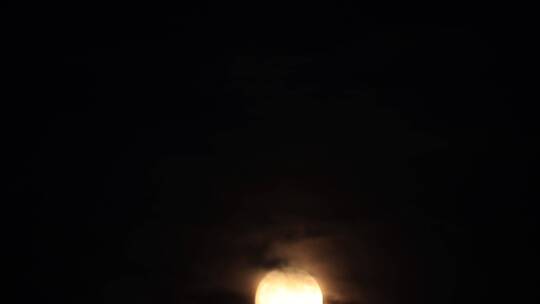 威海半月湾夜空中升起的月亮延时