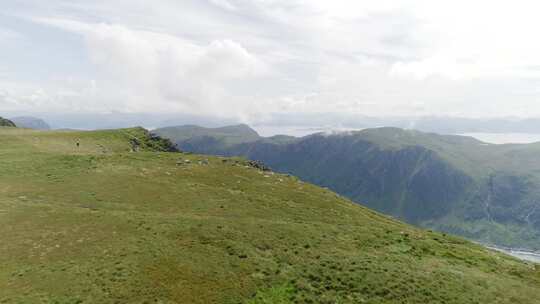 俯瞰海岸和山谷的山崖