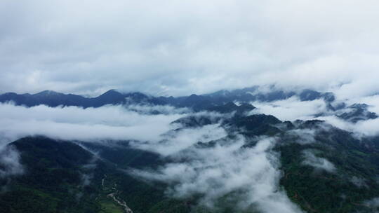 雨后云雾缭绕的群山
