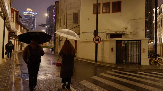 上海街头雨夜
