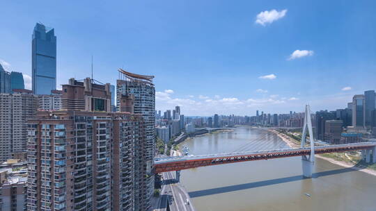 重庆嘉陵江及两岸现代建筑在蓝天下的延时