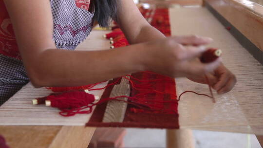 女人用老式织布机织布