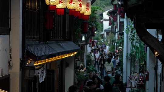 杭州历史文化街区小河直街灯笼下游人如织