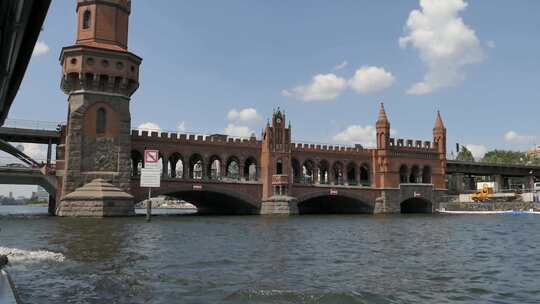 柏林城-施普雷河-船、桥、火车
